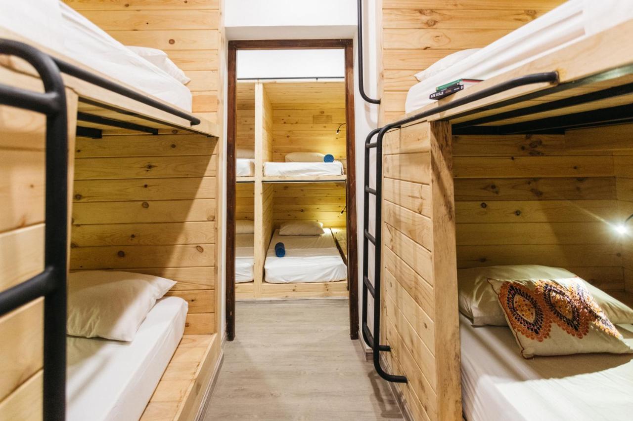 Island Hostels كولمبو المظهر الخارجي الصورة A typical bunk room at a hostel