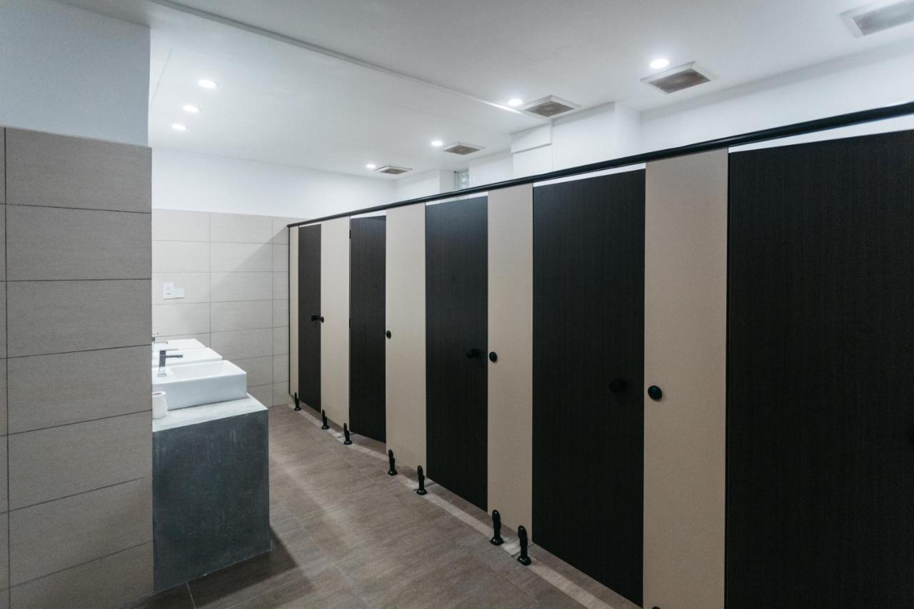 Island Hostels كولمبو المظهر الخارجي الصورة A public toilet in the United Kingdom